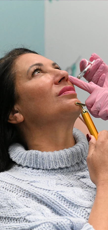 woman receiving HA filler at dermfx